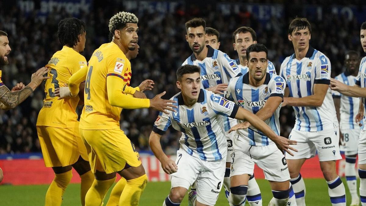 Los jugadores de la Real, en una jugada del partido frente al Barça. / RUBEN PLAZA