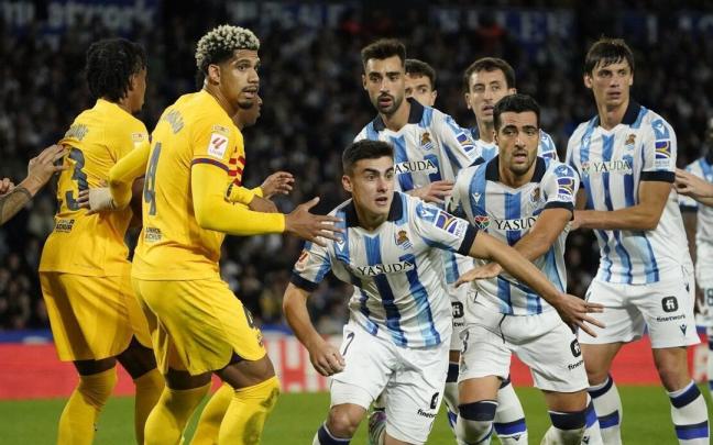 Los jugadores de la Real, en una jugada del partido frente al Barça. / RUBEN PLAZA