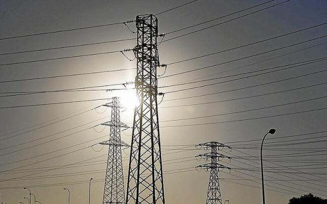 Vista general de una torre de alta tensión.