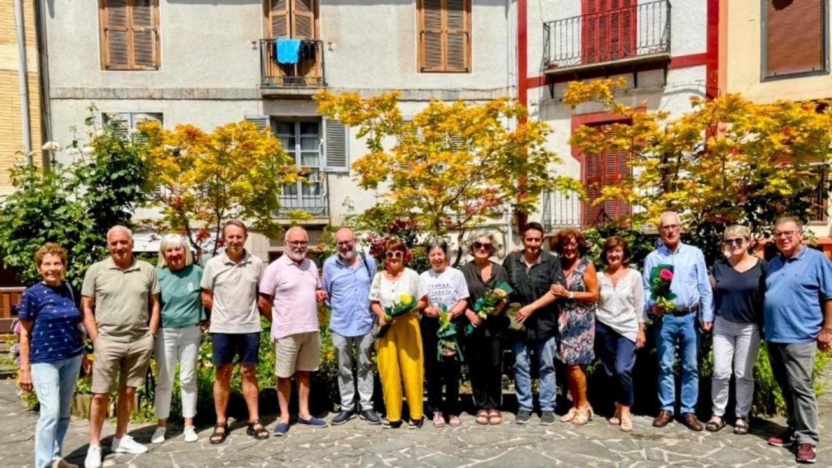 Foto del homenaje a los promotores de las proyecciones cinematográficas los domingos en Deba.
