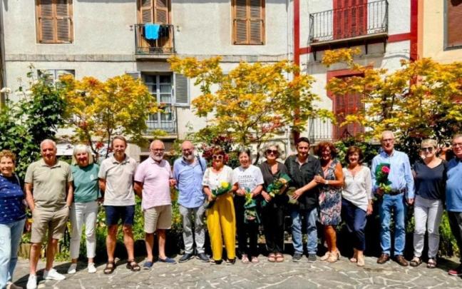 Foto del homenaje a los promotores de las proyecciones cinematográficas los domingos en Deba.