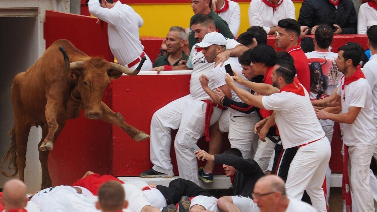 Una vaquilla salta por encima de los mozos el 7 de julio.