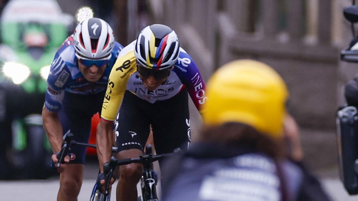 Egan Bernal derrota a Mikel Landa en una etapa recortada por las protestas.