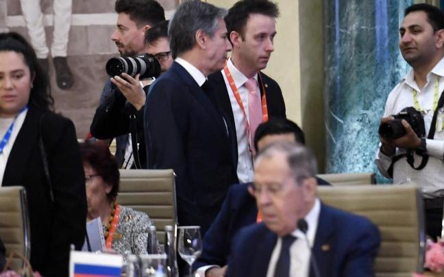 Blinken pasa tras Lavrov en un momento de la cumbre del G20 en India. Blinken pasa tras Lavrov en un momento de la cumbre del G20 en India.