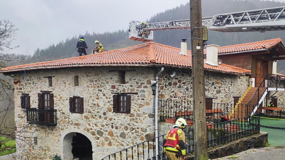 Agentes de la Policía Municipal de Elgoibar y bomberos comprobando que la situación está controlada