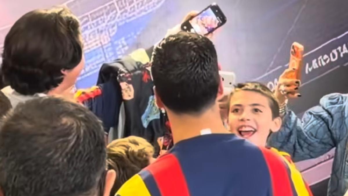 El centrocampista navarro se estuvo fotografiando con varios fans mexicanos tras el partido.