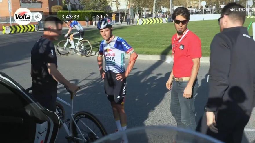 Evenepoel, tras su caída en la rotonda.