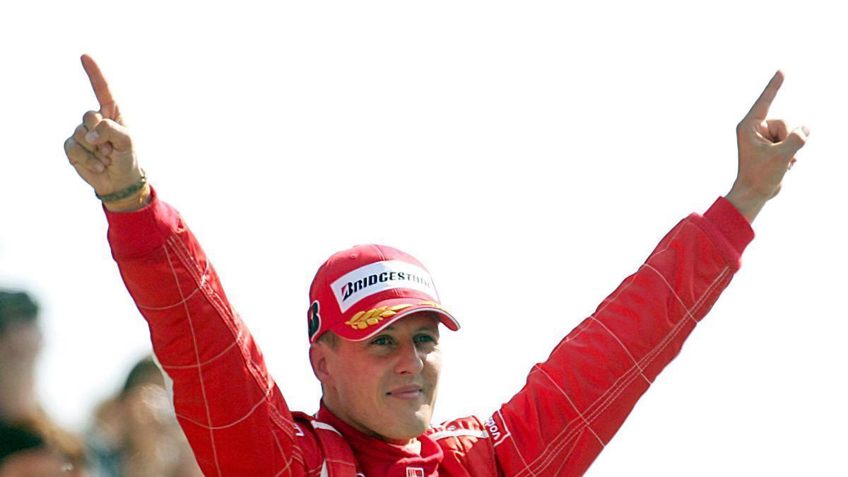 Michael Schumacher celebra una de sus 91 victorias en la Fórmula 1.