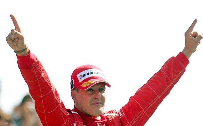 Michael Schumacher celebra una de sus 91 victorias en la Fórmula 1.