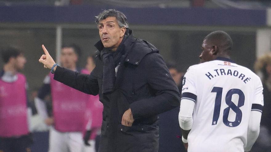 Imanol Alguacil da instrucciones a sus jugadores durante el partido de este martes. / MATTEO BAZZI