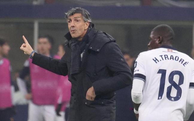 Imanol Alguacil da instrucciones a sus jugadores durante el partido de este martes. / MATTEO BAZZI