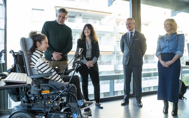 Urkullu con Paule, una niña usuaria de la tecnología de Irisbond.
