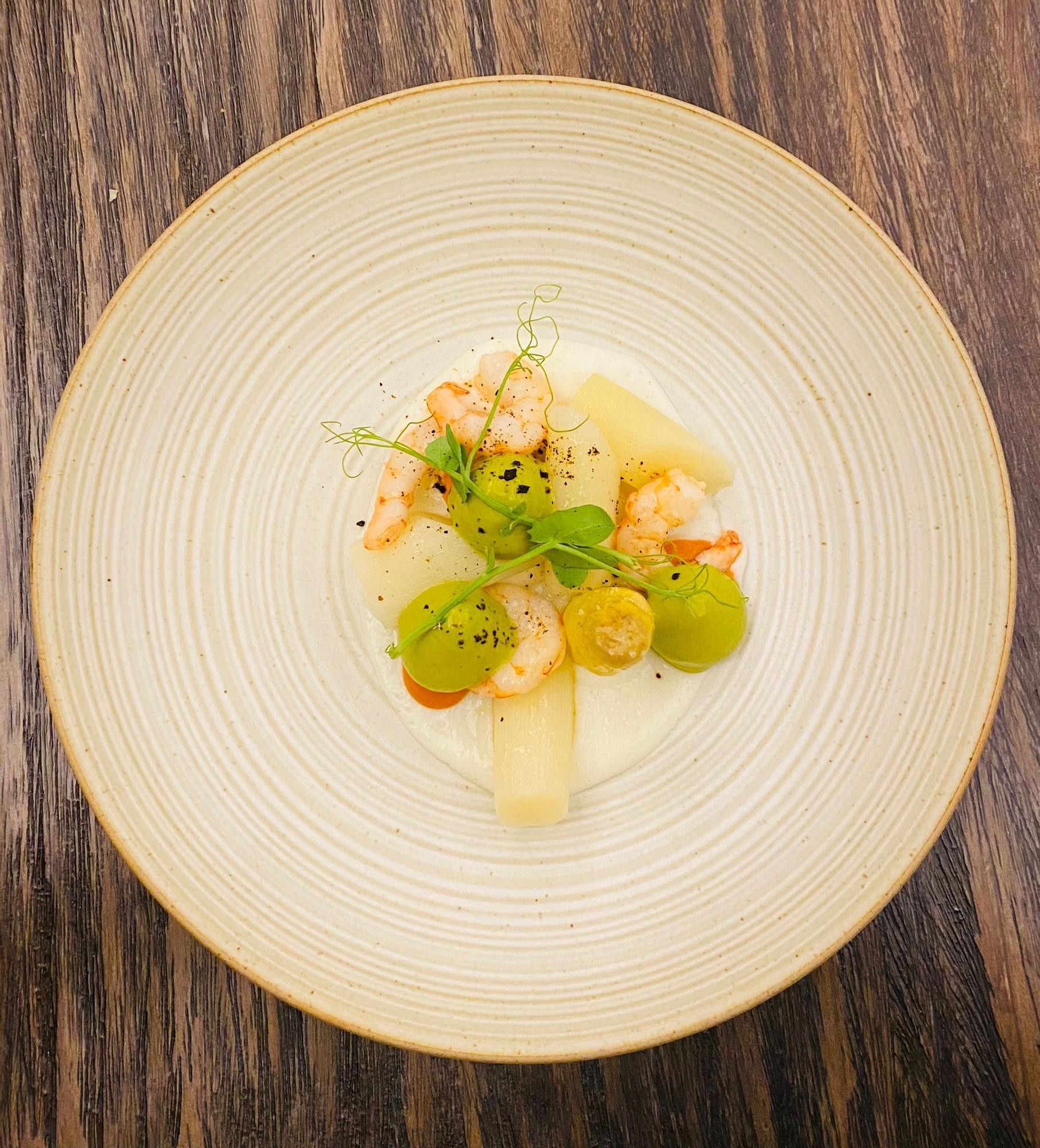 Espárragos con guacamole, gazpachuelo de gambas y su crema.