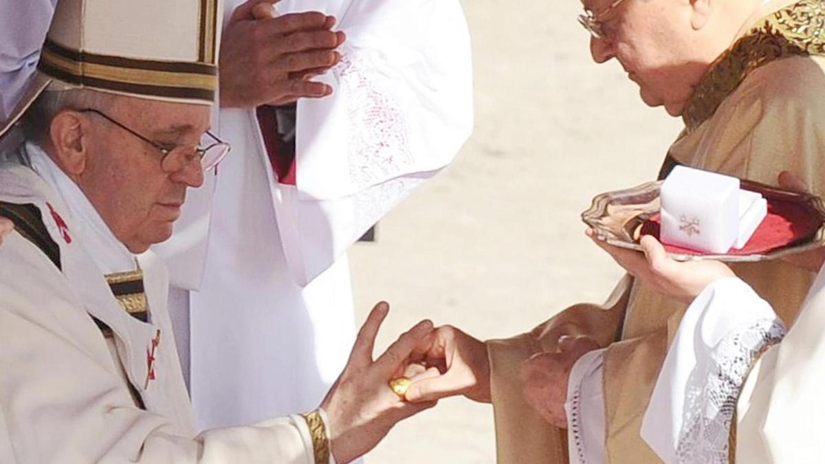 El papa Francisco recibe el anillo del Pescador durante la misa del inicio de su pontificado.