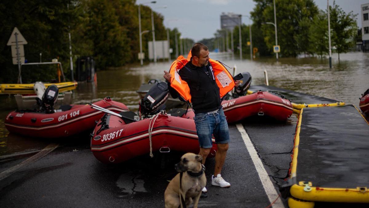 Un hombre se quita un chaleco salvavidas tras ser rescatado en la ciudad checa de Ostrava.