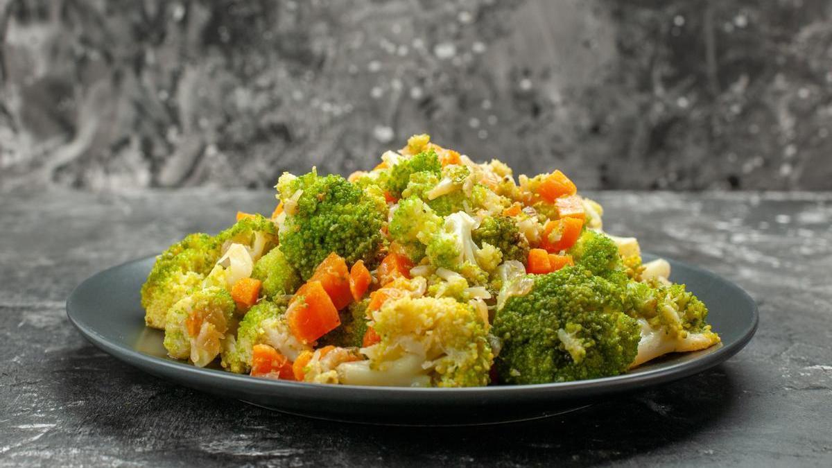 Plato de brócoli y zanahoria.