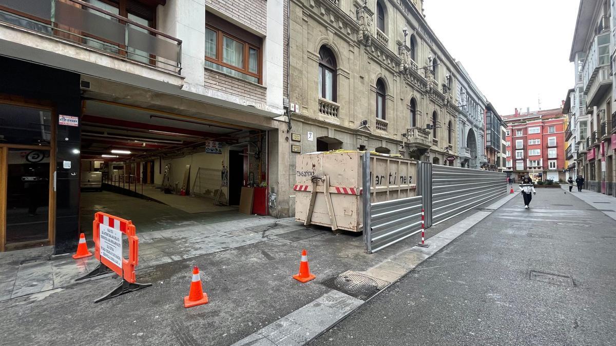 Berriro hasi dituzte lanak Principal Antzokiko besaulki-patioan, aurkitutako hormaren aztarnak aztertu ondoren.