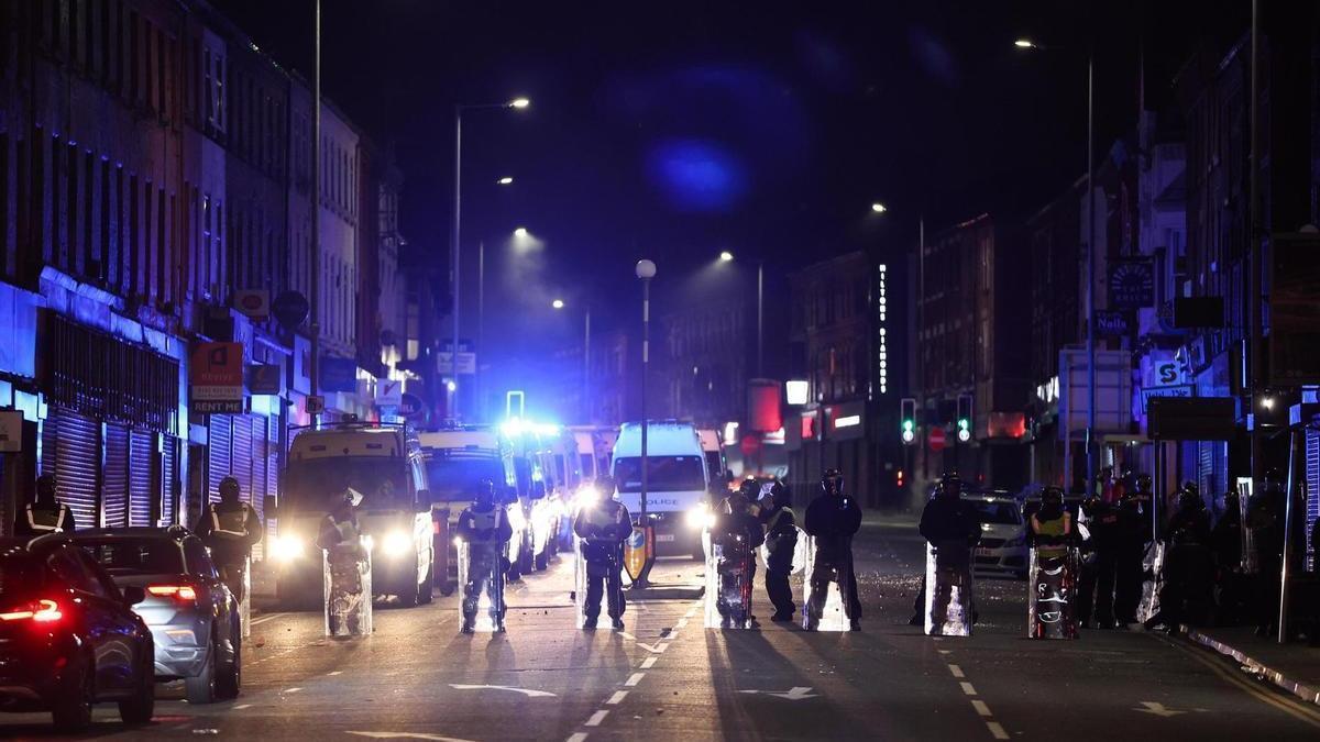 Policías antidisturbios en las calles de Liverpool.