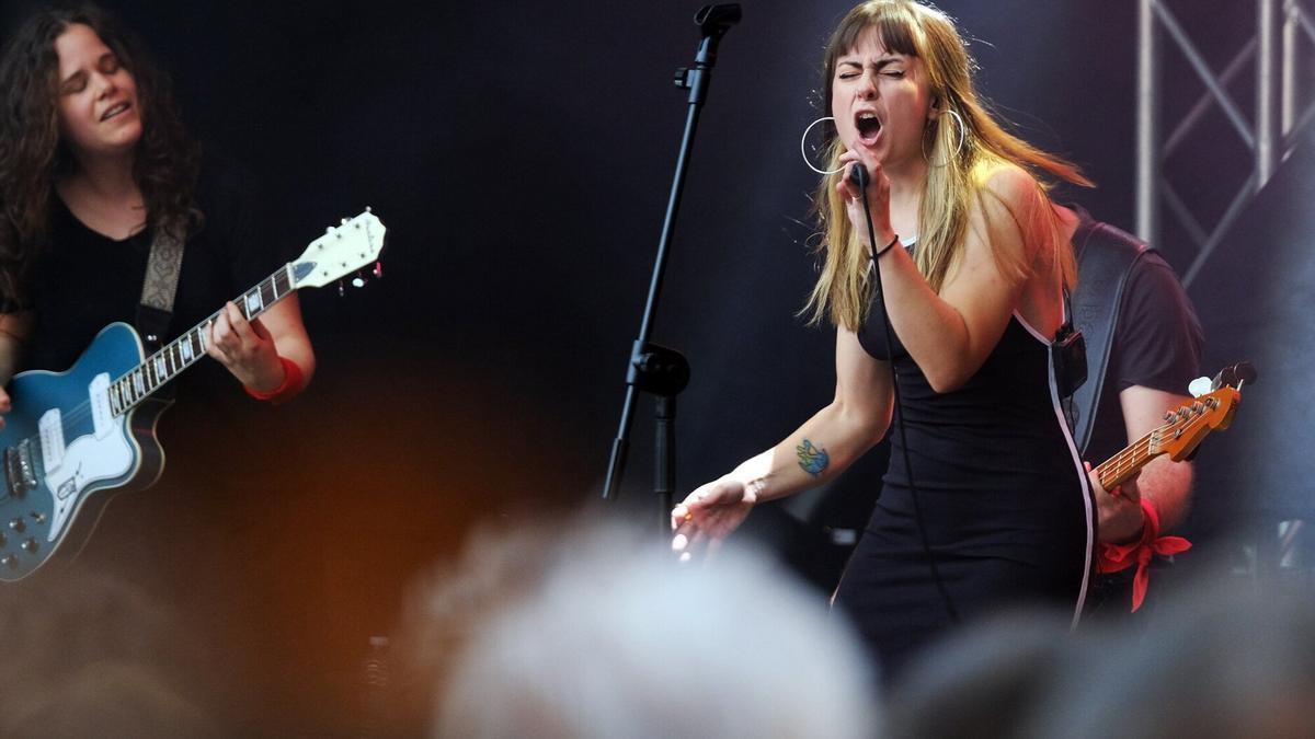 Olaizaga Inziarte, en plena actuación, acompañada por su grupo.