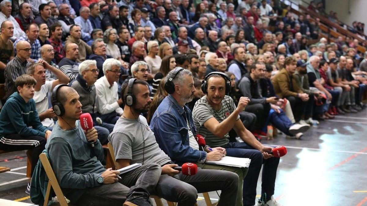 Oinatz Bengoetxea y Juan Martínez de Irujo, ejerciendo de comentaristas.