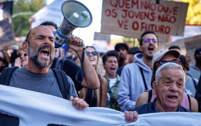 Manifestación a favor del derecho a la vivienda en Portugal.