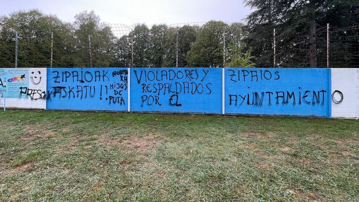 Esan denuncia pintadas contra la Ertzaintza y policías municipales en Amurrio.