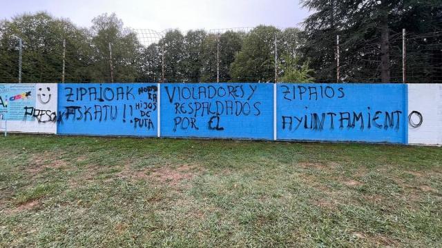 Esan denuncia pintadas contra la Ertzaintza y policías municipales en Amurrio.