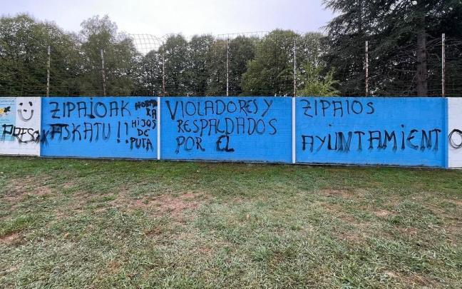 Esan denuncia pintadas contra la Ertzaintza y policías municipales en Amurrio.