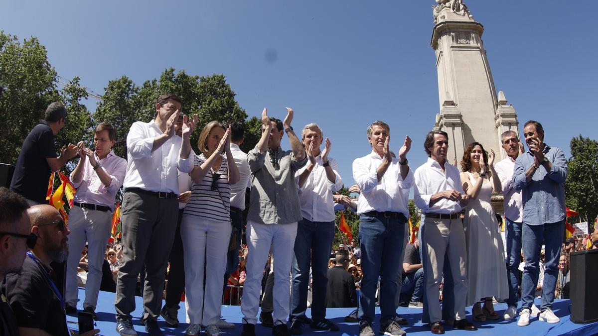 El líder del PP, Alberto Núñez Feijóo, junto al expresidente del Gobierno José María Aznar, y los presidentes autonómicos del PP, durante la manifestación convocada por el Partido Popular contra el Gobierno de Pedro Sánchez bajo el lema 'Democracia o mafia' este domingo en la Plaza España de Madrid