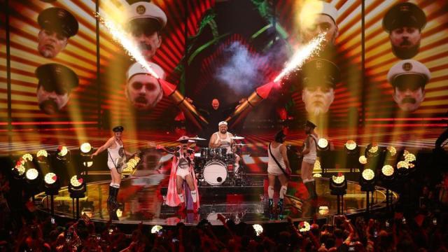 Los croatas Let 3 defendiendo sobre le escenario su "Mama ŠC!.