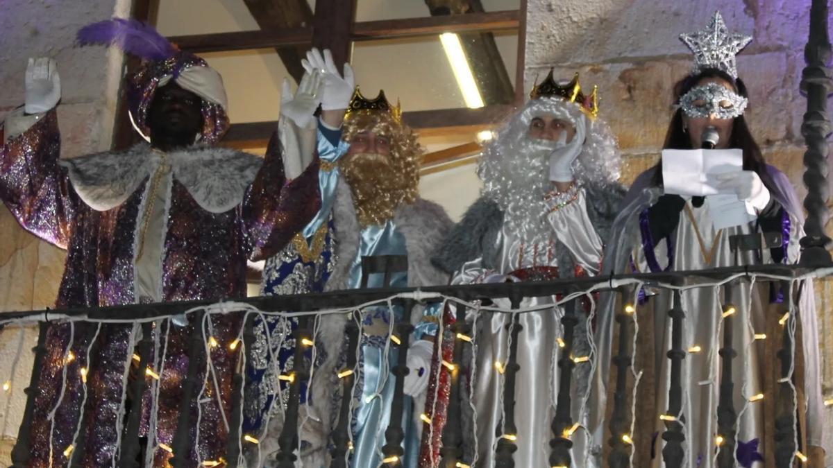 Los Reyes Magos y Gabone en el balcón de la Casa Consistorial de Galdakao