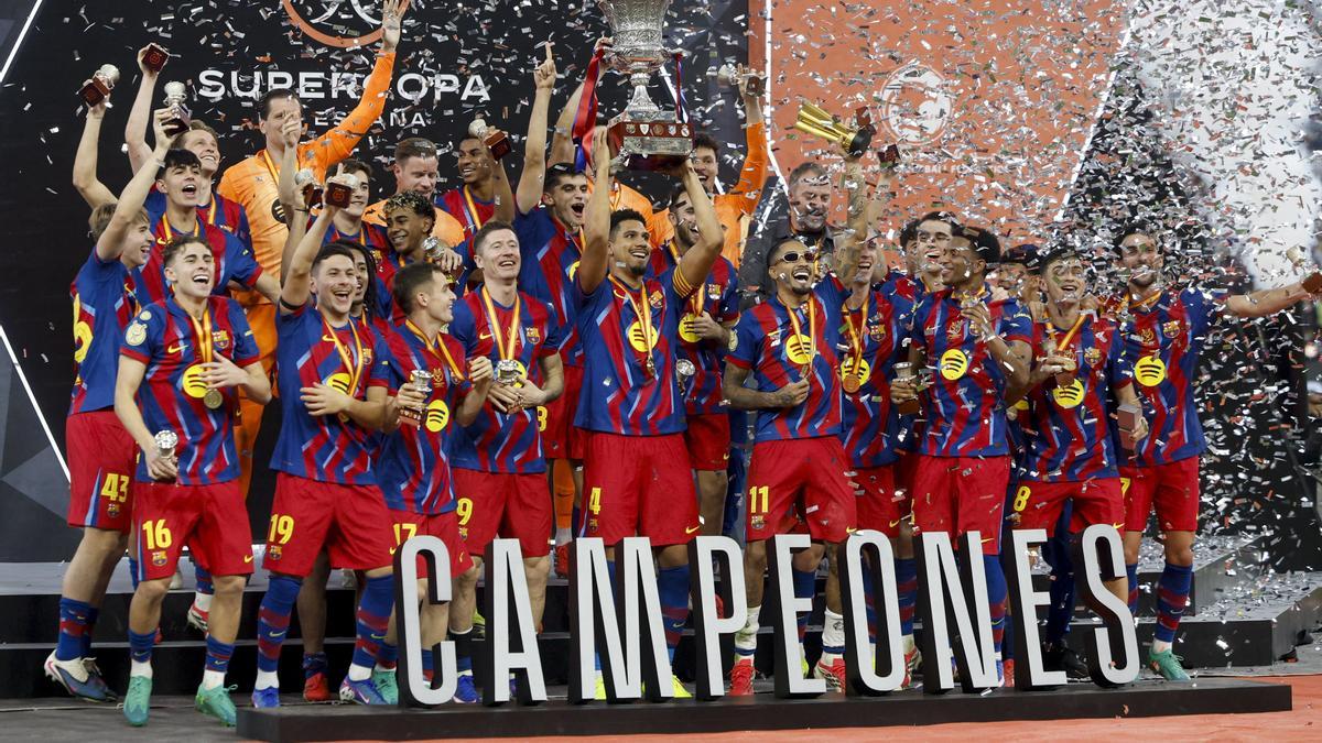 Los jugadores del Barcelona celebran la consecución del título de la Supercopa de España en Jeddah.