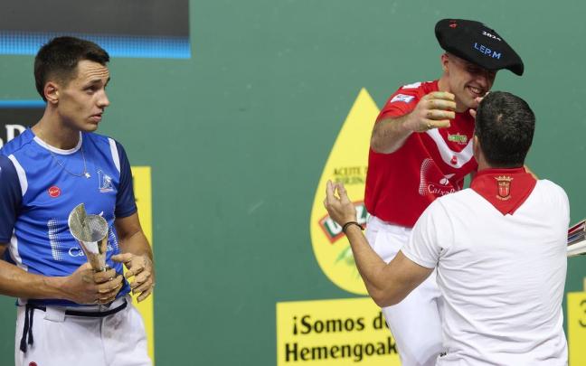 Jon Ander Peña gana la txapela del Cuatro y Medio de San Fermín contra Javier Zabala en el Navarra Arena de Iruñea.