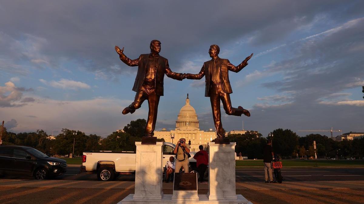 La escultura fue instalada por el grupo 'The Secret Handshake' ante el Capitolio de EE.UU.