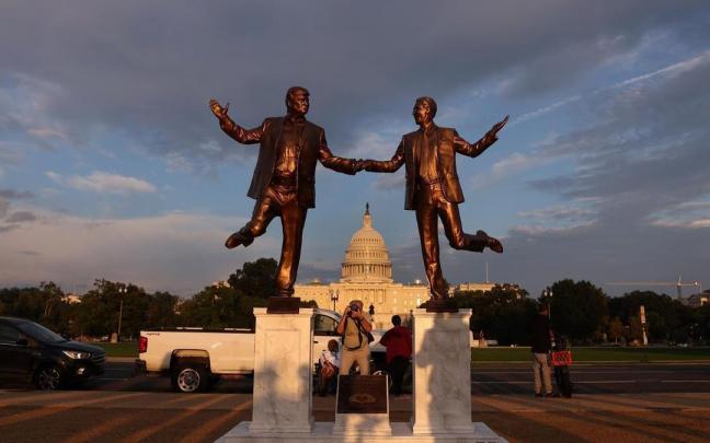 La escultura fue instalada por el grupo 'The Secret Handshake' ante el Capitolio de EE.UU.