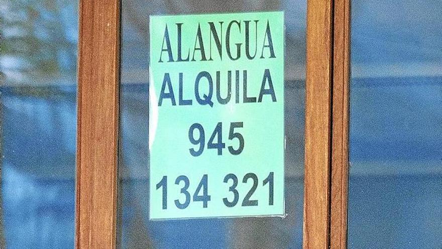 Cartel anunciando el alquiler de una vivienda en la capital alavesa.