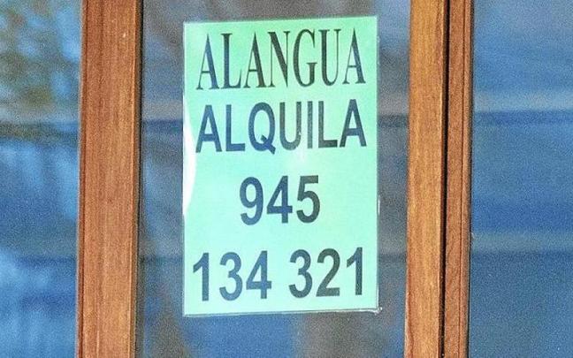 Cartel anunciando el alquiler de una vivienda en la capital alavesa.