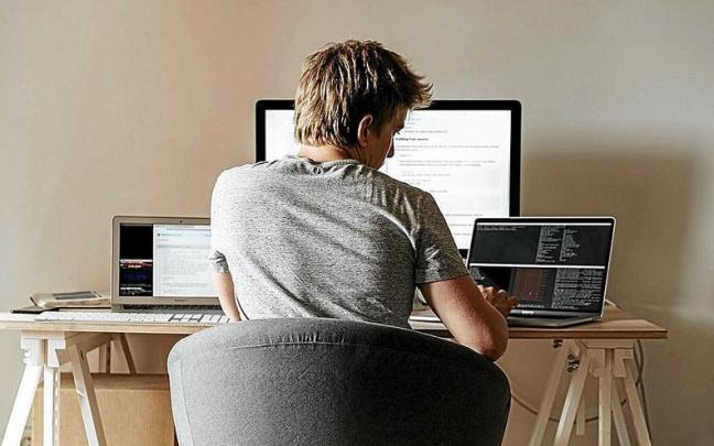 Un joven teletrabaja desde su casa, una práctica que poco a poco repunta tras la experiencia durante la pandemia. | FOTO: E.P.