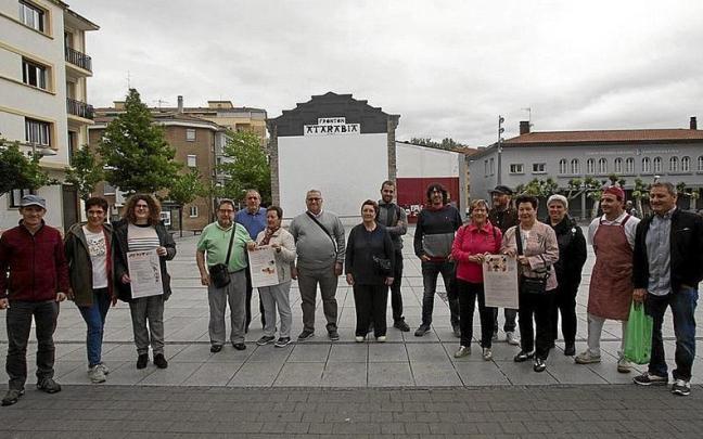 Representantes del Ayuntamiento y de diferentes colectivos, ante el frontón de Villava. PATXI CASCANTE