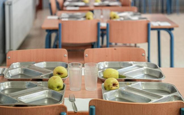 Varias mesas con bandejas de comida en un comedor escolar. / EP Varias mesas con bandejas de comida en un comedor escolar.