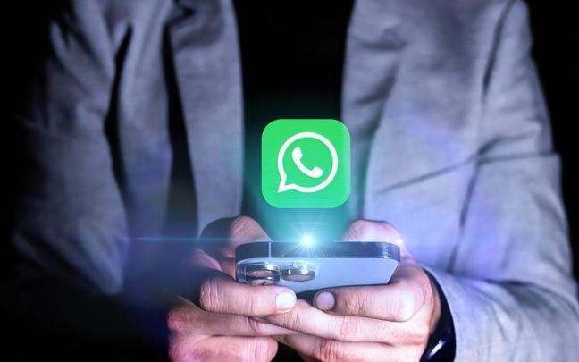 Un usuario maneja la app WhatsApp.