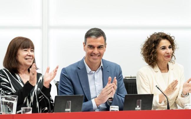 La presidenta del PSOE, Cristina Narbona; el presidente del Gobierno español, Pedro Sánchez, y la vicepresidenta primera del Gobierno y ministra de Hacienda, María Jesús Montero, durante una reunión de la Ejecutiva Federal.