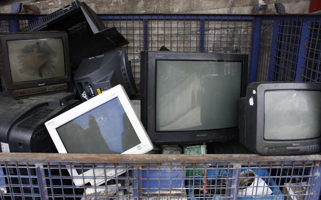 Televisores apilados en el Garbigune de Azkoitia.