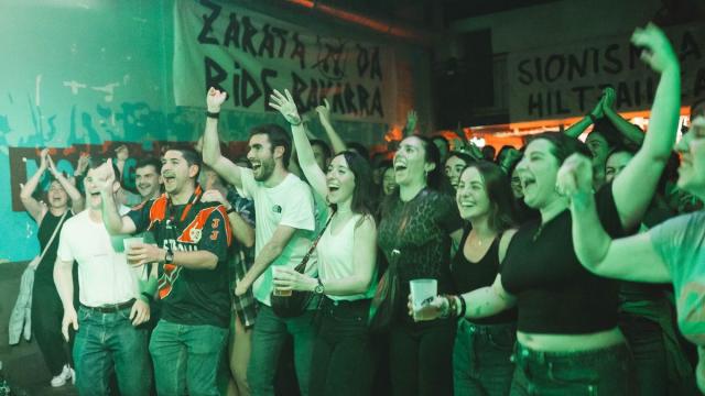 Asistentes a un concierto de Itxuan Kontzertuak en el gaztetxe de Zarautz.