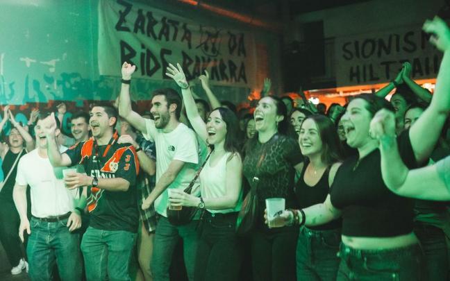 Asistentes a un concierto de Itxuan Kontzertuak en el gaztetxe de Zarautz.