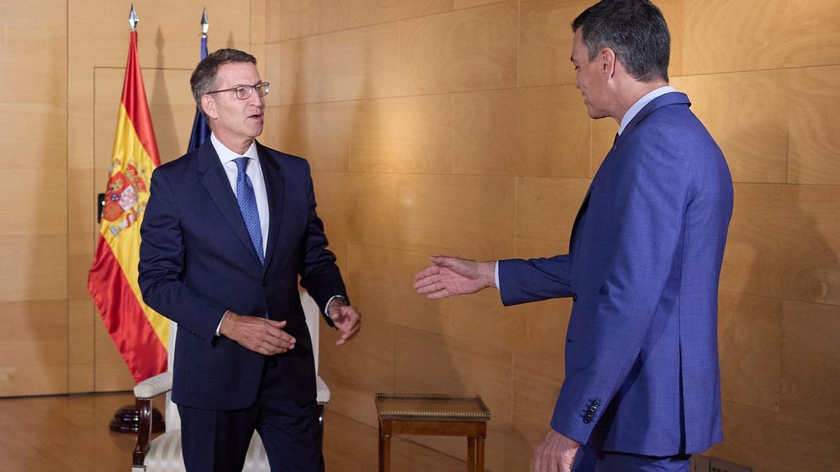 Saludo entre Feijóo y Sánchez.