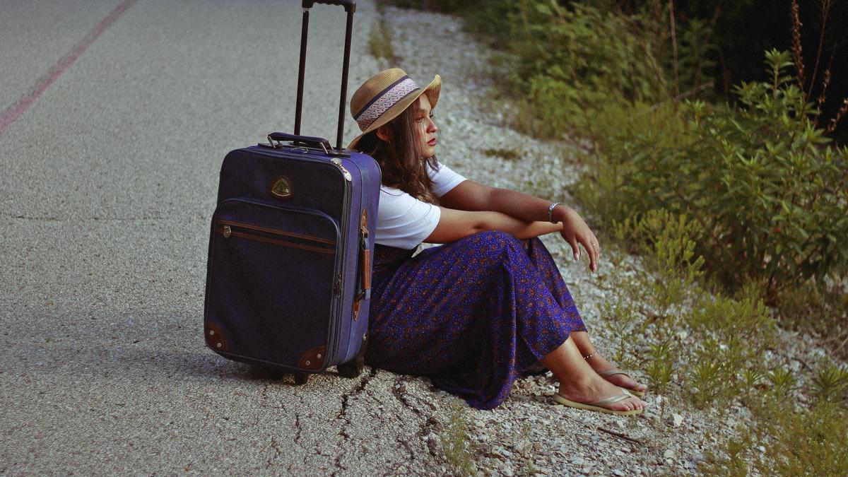 Joven varada en la carretera.