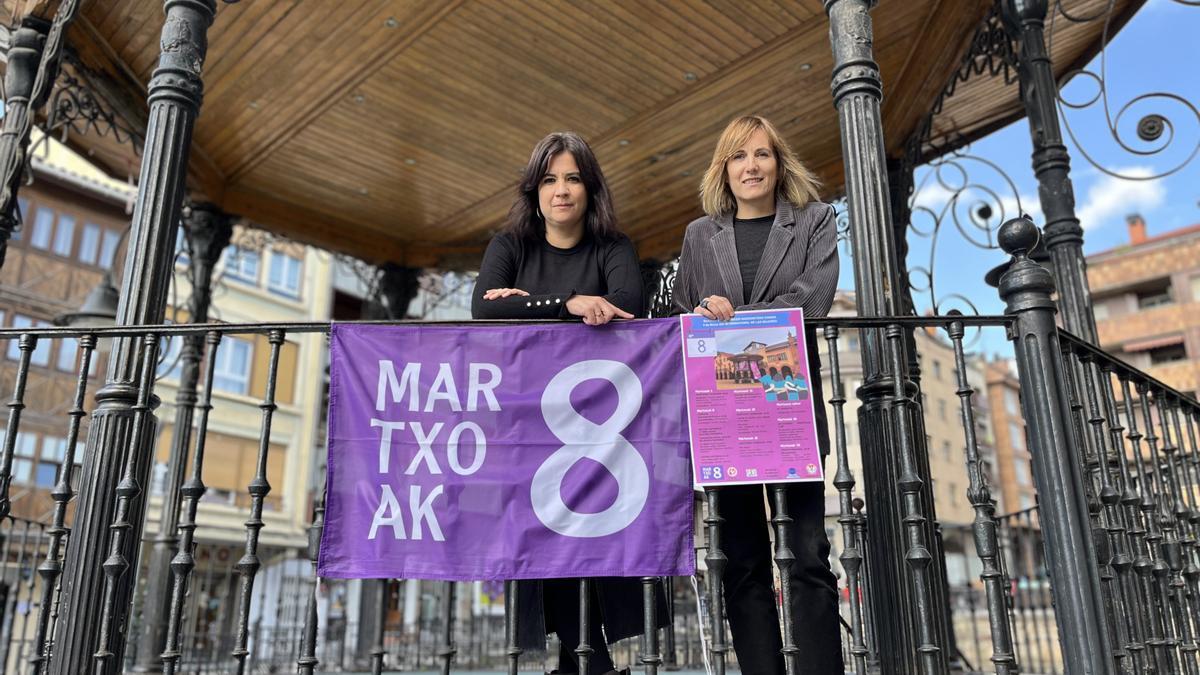 Ainhoa Arrese y Mariola Pascual en la presentación del programa del 8M de Beasain