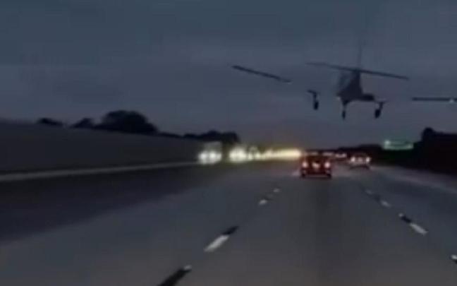 La avioneta, a punto de impactar con el coche.