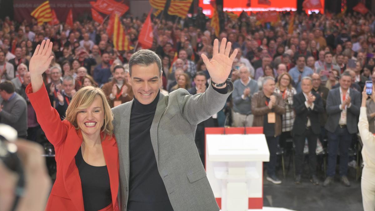 La secretaria general del PSOE de Aragón, ministra de Educación, Formación Profesional y Deportes y portavoz del Gobierno, Pilar Alegría, y el secretario general del PSOE y presidente del Gobierno, Pedro Sánchez